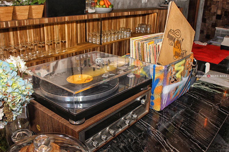 Dine & Wine Bali Best Restaurants & Culinary Guide Bali Spotlight Foodies Notes Review Dumbo Ubud Vegan Vegetarian Cuisine Vintage Interior Vinyl